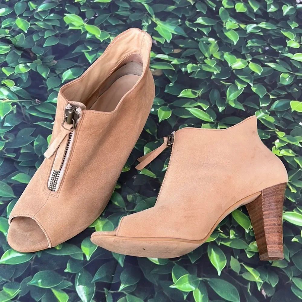 * Paul Green beige, suede ankle boots with front zipper detail